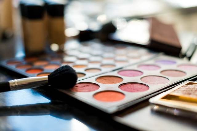 Makeup Artist course comes with easy-to-understand e-learning material.